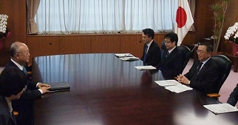 宮沢経産相と会談する天野事務局長（写真左）