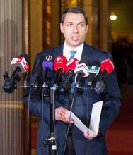 記者会見中のラーザール長官©ハンガリー首相府