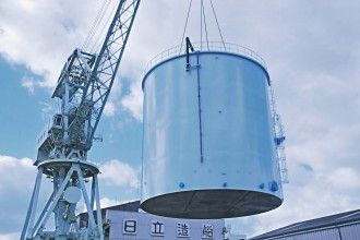 堺工場から出荷されるタンク©日立造船