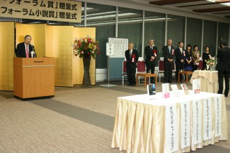 選考委員会座長の茅氏と受賞者ら