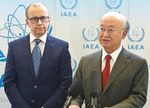 記者会見に臨む天野事務局長（＝右）とバージョランタ事務次長©D.Calma/IAEA