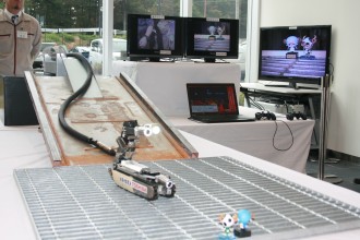 サソリ型ロボットのデモンストレーション（東芝・ＩＲＩＤ開発）