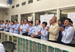 １号機の初併入を祝う昌江発電所スタッフ©CNNC