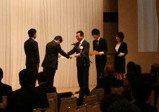 フォーラムでは廃炉・汚染水対策に貢献した作業チームへの感謝状授与も行われた