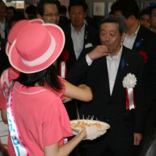 桃を試食する林経産相