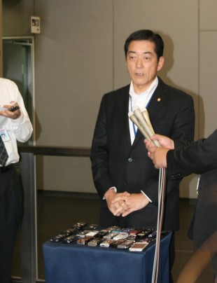 Governor Nakamura at the press conference. IC recorders of the press are in good order.