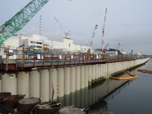 the shielding wall facing the ocean