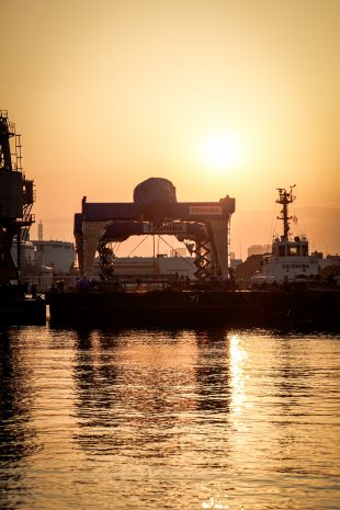 The vessel leaves the port at dawn for the Fukushima Daiichi NPS (photo provided by Toshiba Corporation).