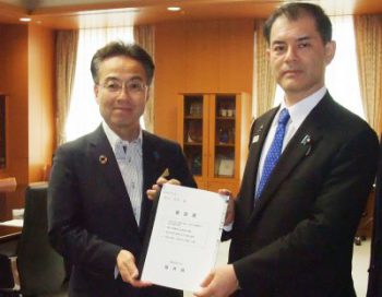 Governor Tatsuji Sugimoto of Fukui Prefecture and Minister Masahiko Shibayama